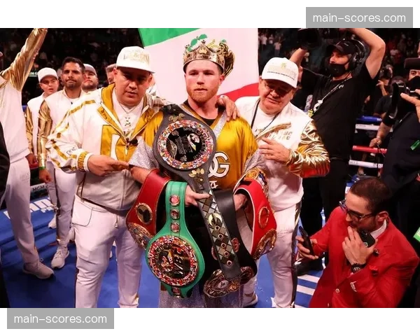 教练罗奇在回合间对帕亚诺怒吼:“多用你的刺拳!” 教练罗奇在回合间对帕亚诺怒吼:“多用你的刺拳!”